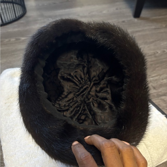 Elegant Black Mink Fur Hat - Picture 3 of 6